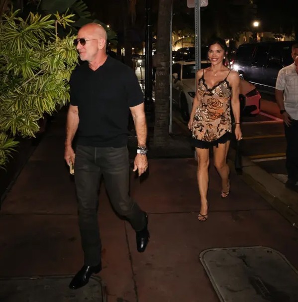 Cặp vợ chồng tỷ phú vào trong nhà hàng. Ảnh: Backgrid