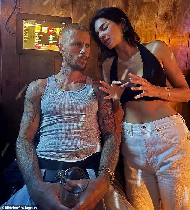 Justin đăng ảnh 'buôn chuyện' với Kendall Jenner hồi tháng 8.