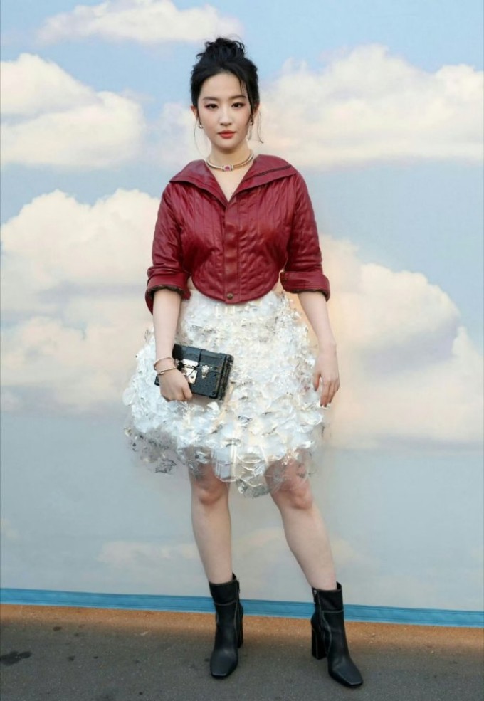 Hình ảnh không qua chỉnh sửa của Lưu Diệc Phi tại Vogue World Hollywood được lan truyền trên Weibo, X... thu hút lượng lớn khán giả quan tâm. Các bình luận nói Lưu Diệc Phi 'giảm 10 cm chiều cao', 'trông mập và lùn'...