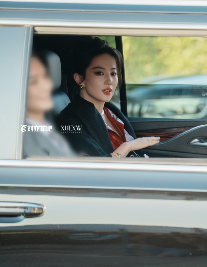 Minh tinh đến sự kiện trên một chiếc xe sang, đi cùng cô là tổng biên Vogue Lưu Xung. Tờ QQ nói 'vẻ ngoài của Lưu Diệc Phi nhằm tôn vinh tác phẩm Hollywood Hoa Mộc Lan cô đóng'.