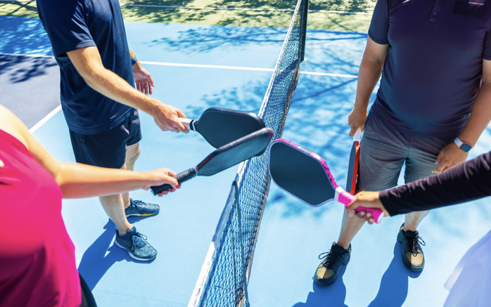 Bên cạnh sự phát triển nhanh chóng, các chấn thương liên quan đến Pickleball cũng gia tăng đáng lo ngại, nhất là ở nhóm người lớn tuổi.