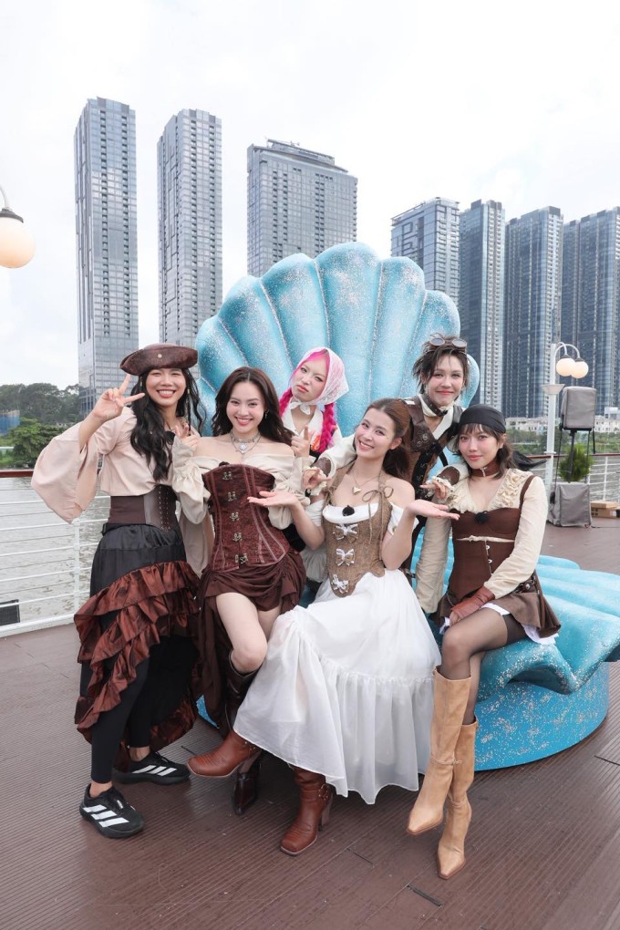 Ánh Viên cùng các khách mời nữ trong chương trình.