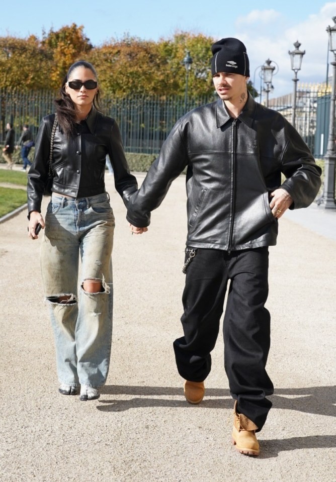 Romeo Beckham nắm tay bạn gái cũ trên phố - 1