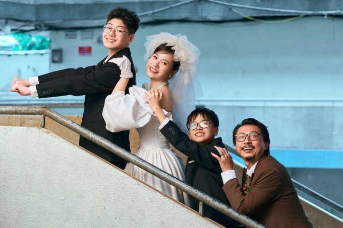 Vợ chồng Lâm Vỹ Dạ - Hứa Minh Đạt bên hai con trai trong bộ ảnh kỷ niệm 15 năm cưới.