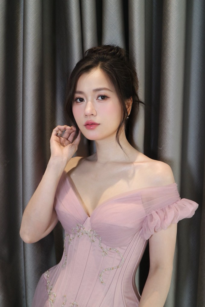 Diễn viên Lâm Vỹ Dạ khi tham dự chương trình "Trường học Ngôi sao" hôm 25/10 tại Hà Nội.