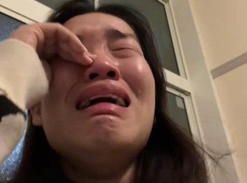 'Mọi thứ hư hết rồi, đèn không sáng. Tại sao làm người lớn khó vậy? Đâu có nói với tôi là làm người lớn lại khó vậy đâu. Sao sống một mình khổ quá vậy?', Thụy Lê vừa khóc nức nở, vừa nói bằng tiếng Anh.