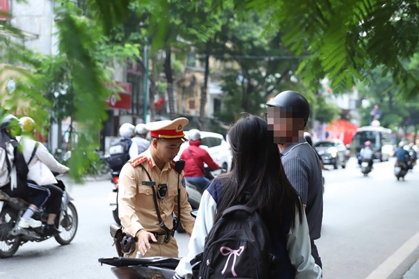 Nhiều học sinh không đội mũ bảo hiểm khi tham gia giao thông.