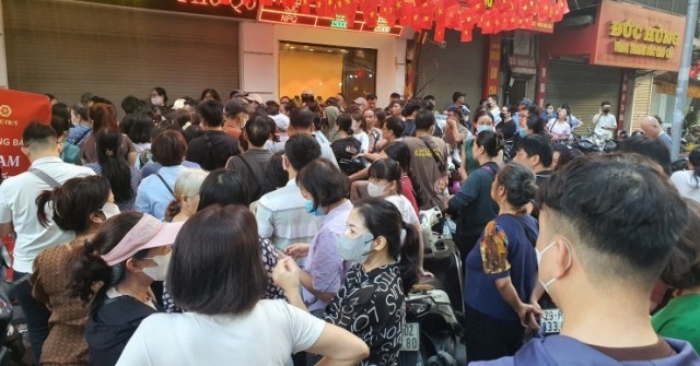 “Vàng cháy hàng”, nhiều người lấn sân mua hàng ...