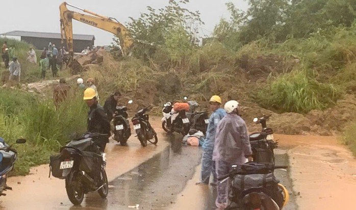 Đất đá sạt lở trên đèo Đại Ninh. Ảnh: DT