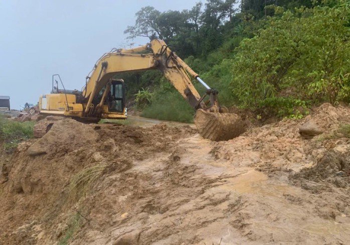 Xe múc được huy động đến xử lý hiện trường. Ảnh: Duy Tuấn