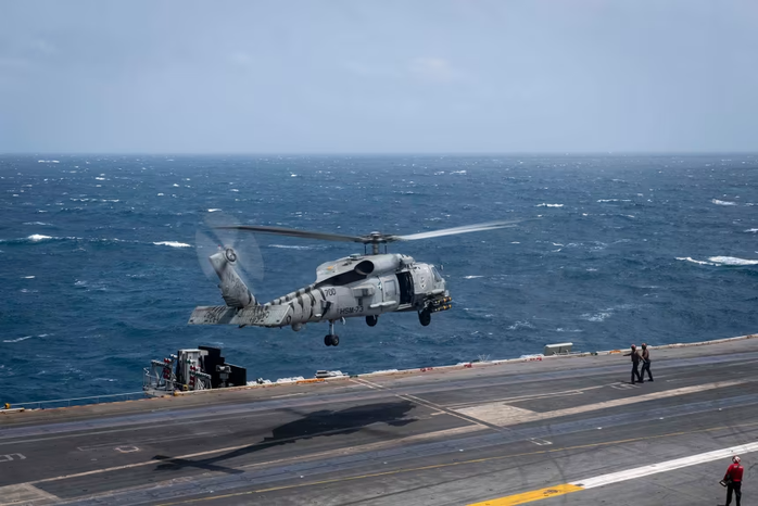 Trực thăng MH-60R Seahawk cất cánh từ boong tàu sân bay USS Nimitz. Ảnh: USS Nimitz