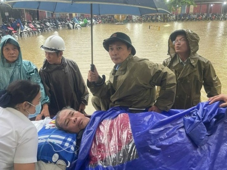 Lũ lụt "tấn công" bệnh viện lớn nhất miền Trung