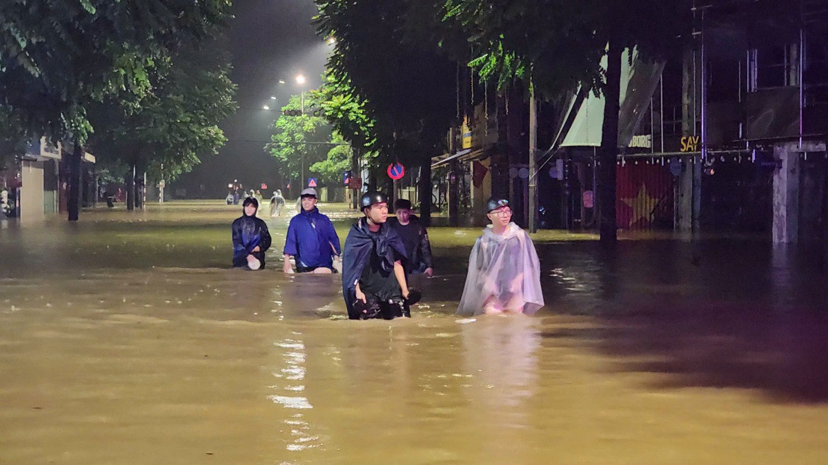 Đường phố Huế biến thành sông. Ảnh: Võ Thạnh