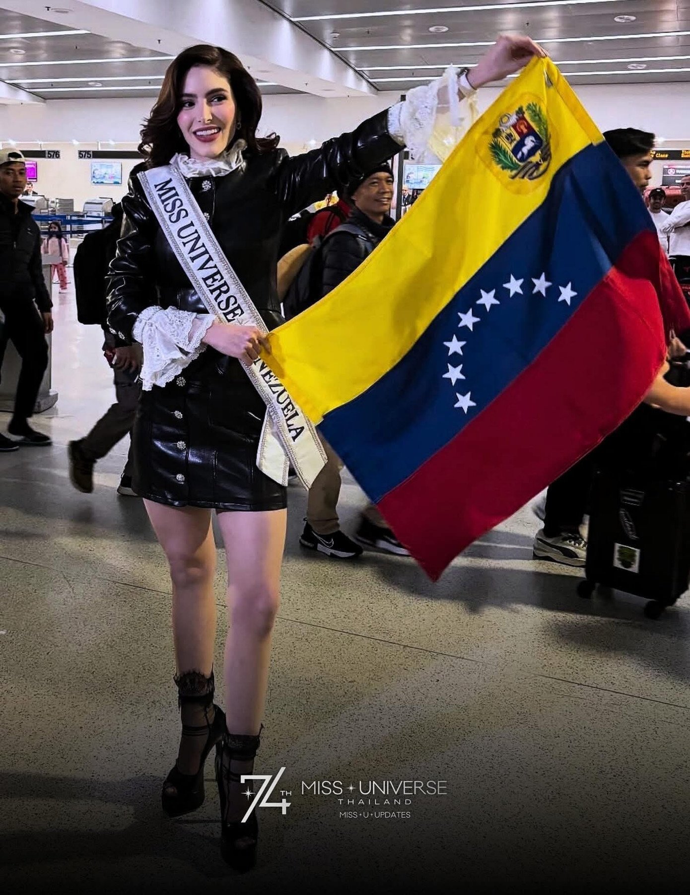 Đại diện Venezuela - ứng viên sáng giá của châu Mỹ đã lên đường sang Thái Lan để tham dự cuộc thi Hoa hậu Hoàn vũ mùa giải thứ 74. Stephany Abasali diện trang phục thanh lịch, kín đáo ở sân bay. Cô năm nay 25 tuổi, cao 1,74 m, đang theo học kỳ cuối chuyên ngành Kinh tế tại Đại học Quốc tế Florida, Mỹ. Người đẹp cũng là người mẫu ở quê nhà. Trước khi đăng quang Hoa hậu Venezuela 2024, Abasali thi Hoa hậu Du lịch và Hoa hậu Du lịch Thế giới.