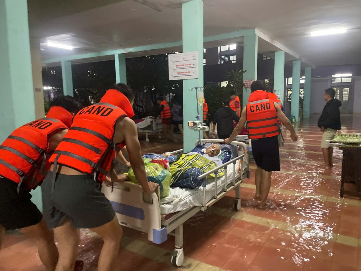 Nước tràn vào tầng 1 khoảng 0,1 m. Ảnh: Võ Thạnh
