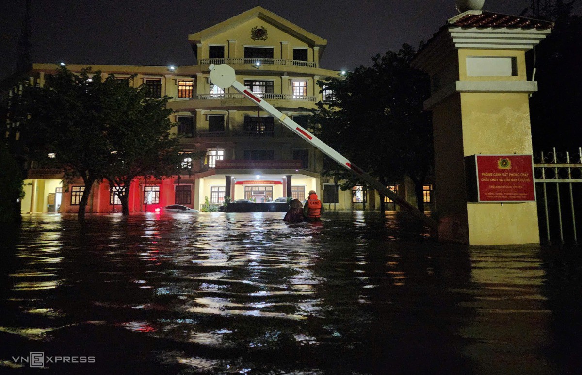 Trụ sở Phòng Cảnh sát Phòng cháy chữa cháy và Cứu hộ cứu nạn bị ngập khoảng một mét, nước tràn vào tầng 1. Ảnh: Võ Thạnh