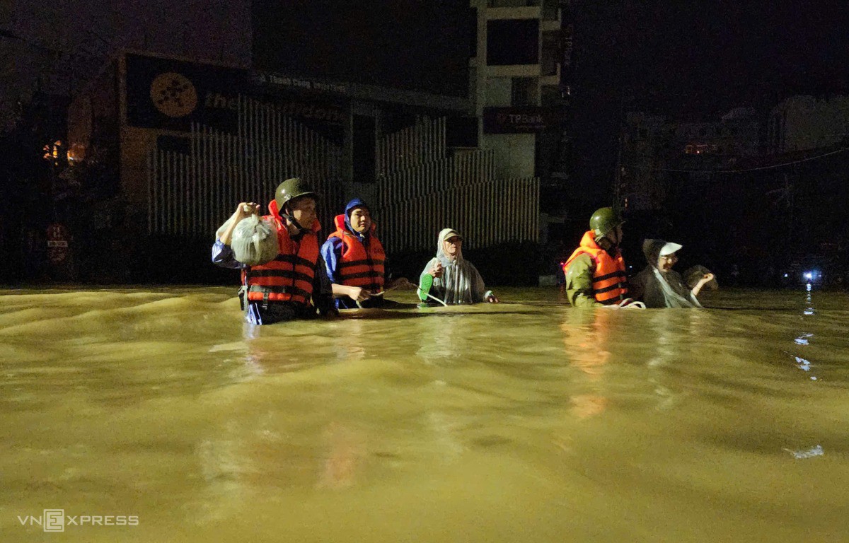 Đường liên thôn qua xã Khe Tre, TP Huế ngập một mét. Ảnh: Võ Thạnh