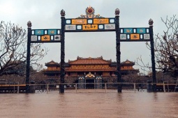 Huế oằn mình trong lũ lớn, nhiều di tích ngập sâu