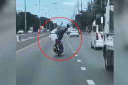 Clip: Thanh niên định "biểu diễn xiếc" trên xe máy và cái kết tê tái