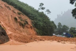 Đà Nẵng mưa to, hàng trăm hộ dân sơ tán, ca nô được 'ship khẩn' đi cứu ngập