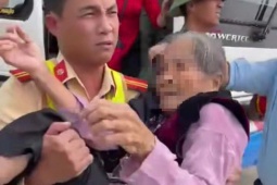 Video CSGT dùng phương tiện đặc chủng đưa cụ bà 98 tuổi bất tỉnh trên xe khách đến bệnh viện cấp cứu