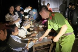 Xúc động hình ảnh chiến sĩ công an cõng bà, bế trẻ, nấu ăn giúp dân vùng lũ