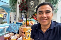 Quyền Linh thăm mộ Lê Công Tuấn Anh, siêu mẫu Minh Tú phải nhập viện
