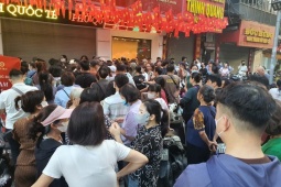 “Vàng cháy hàng”, nhiều người lấn sân mua hàng cân bạc lúc giá đỉnh, giờ đứng ngồi không yên