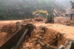Mưa lũ, sạt lở đe dọa Huế, Đà Nẵng và Quảng Ngãi