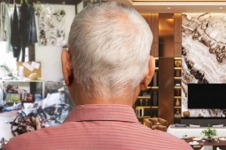 Sống nghèo khổ 60 năm, người đàn ông ngỡ ngàng biết thân phận thật giàu có