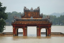 Lũ bủa vây đô thị Huế