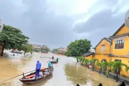 Phố cổ Hội An mênh mông nước, người dân và du khách di chuyển bằng thuyền