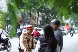 'Chiều con', nhiều phụ huynh ở Hà Nội vi phạm luật giao thông