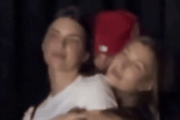 Justin Bieber ôm vợ và cô bạn thân trong concert