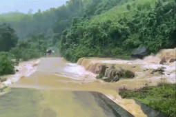 Mưa to, nhiều nơi tại Quảng Trị ngập lụt, học sinh phải nghỉ học