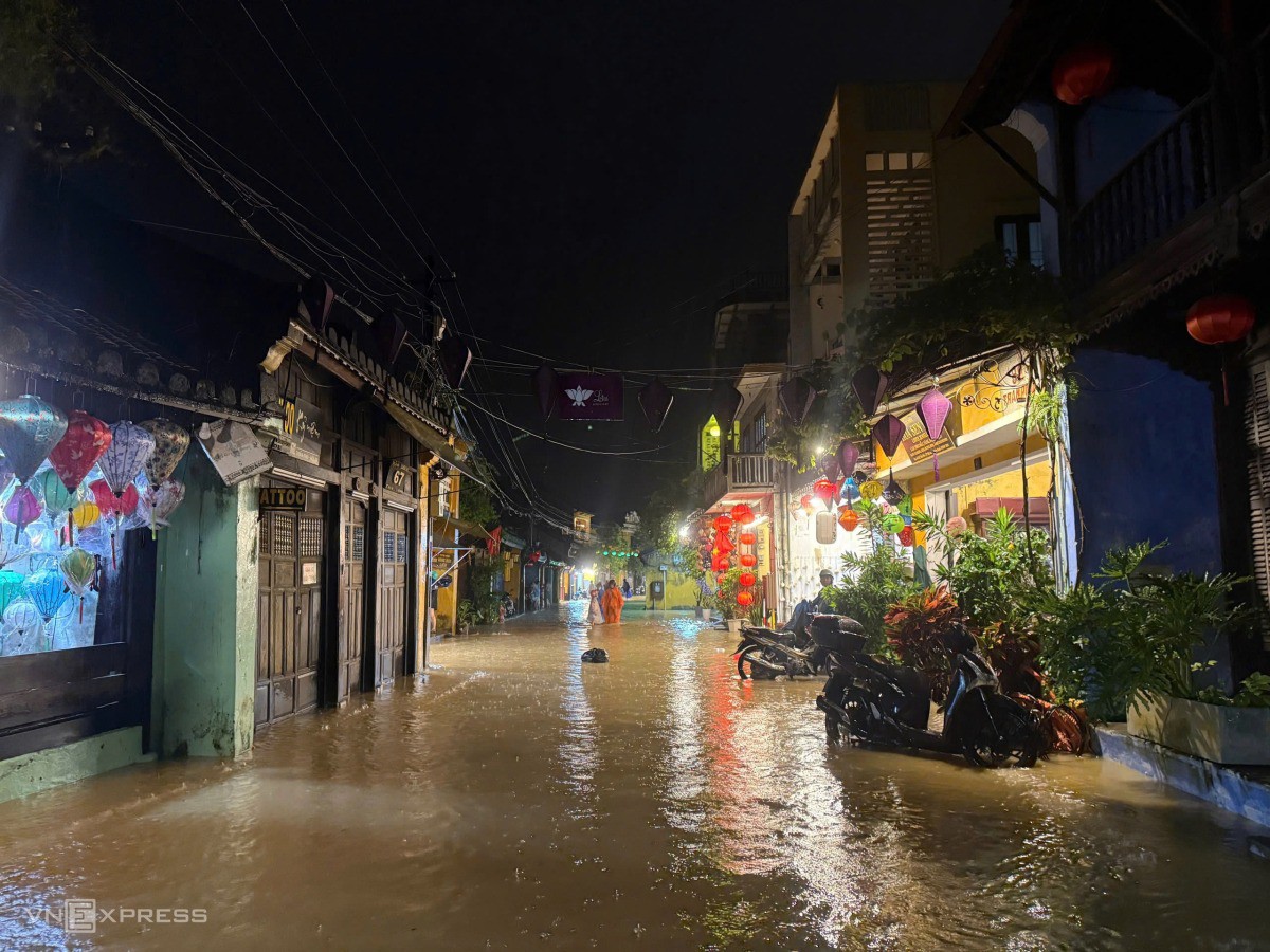 Khu vực đường Trần Phú vốn cao ráo, nhưng tối nay đã ngập 0,3 m. Ảnh: Nguyễn Đông