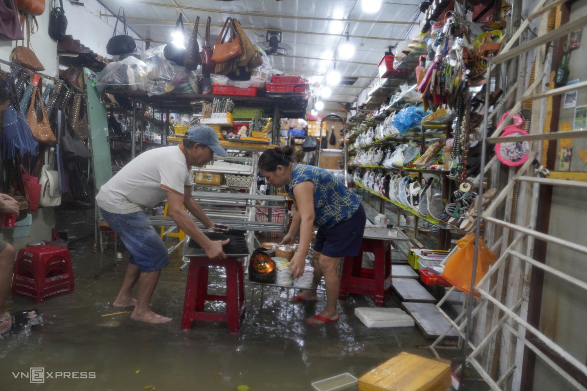 Người dân Hội An di chuyển đồ đạc khi nước lũ đang tiếp tục dâng cao. Ảnh: Nguyễn Đông