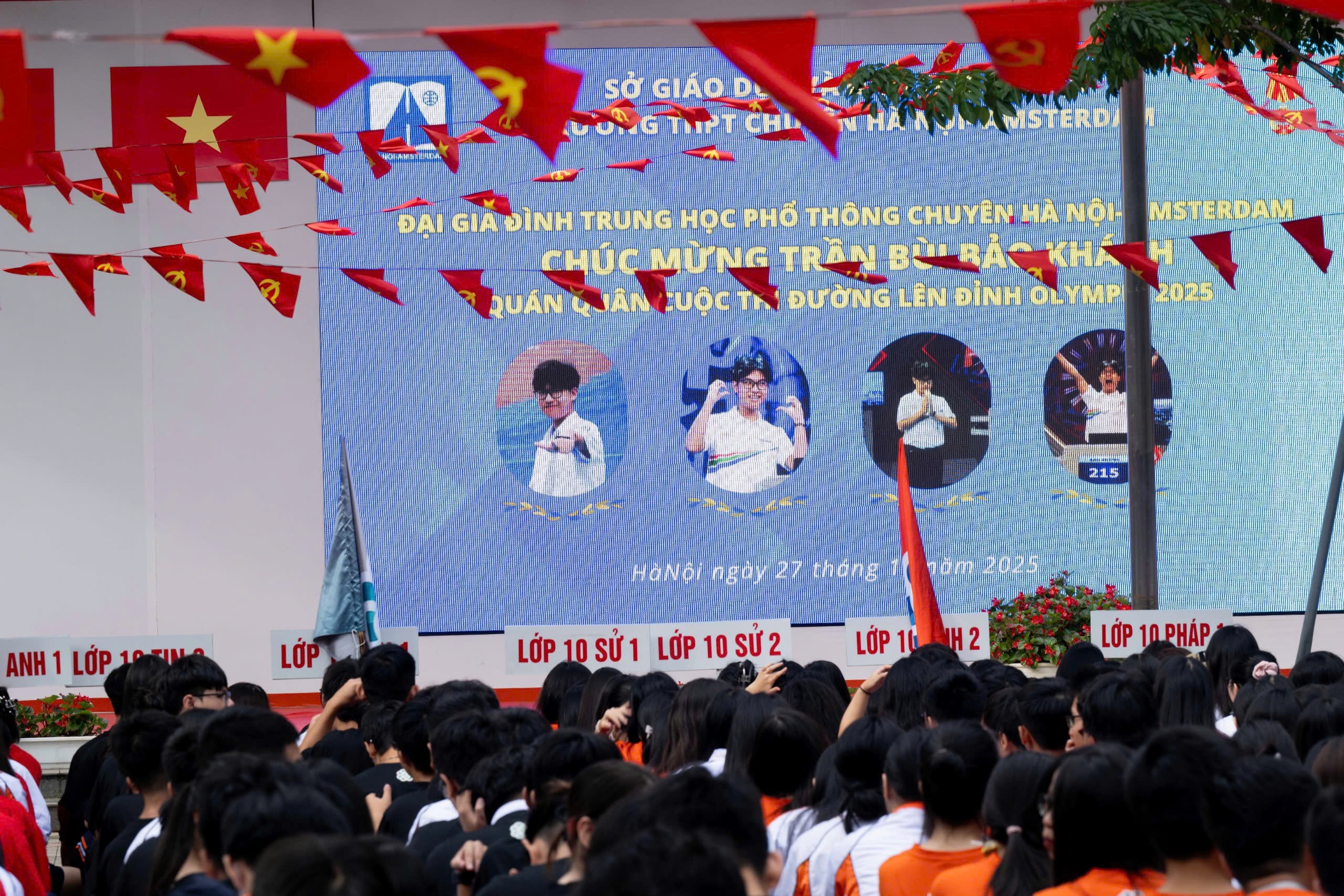 Cả trường cùng xem lại những khoảnh khắc đáng nhớ của Bảo Khánh trong suốt chặng đường tham gia Đường lên đỉnh Olympia