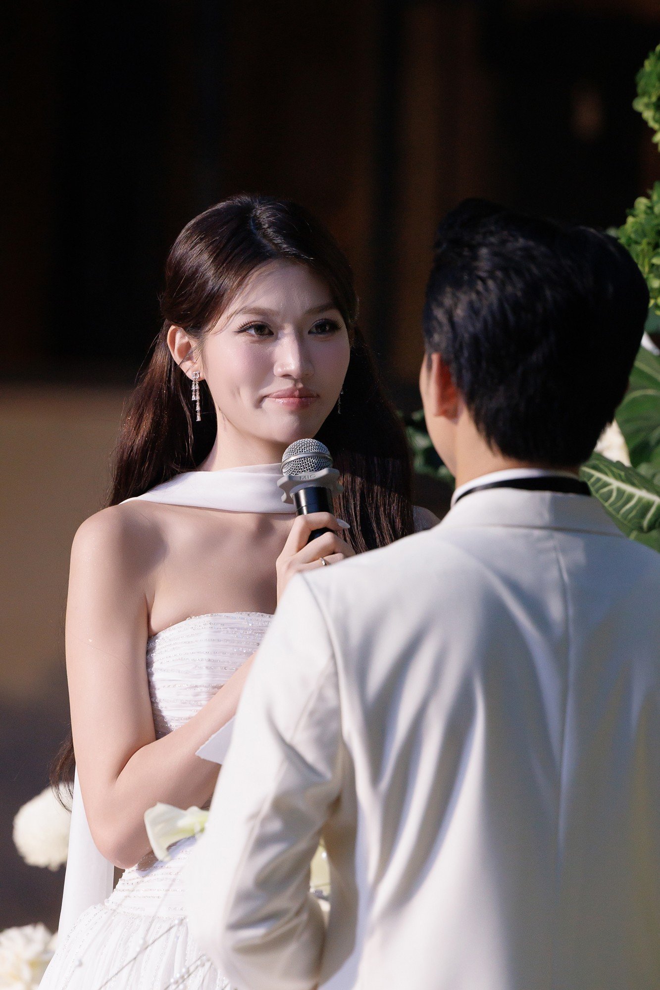 Quỳnh Châu xúc động đọc lời thề nguyện: “Mọi người đều nghĩ anh là thiếu gia. Nhưng những người thân ở đây đều biết chúng mình cùng nhau đi qua những ngày không có một đồng nào trong dịch. Em đã chọn anh làm chồng của em và sẽ yêu anh bây giờ, sau này, và cả cho đến khi tim em ngừng đập. Em là nước sôi vì luôn vội vàng, còn anh là nước hồ giúp em bình tĩnh, cảm thấy bình yên”.