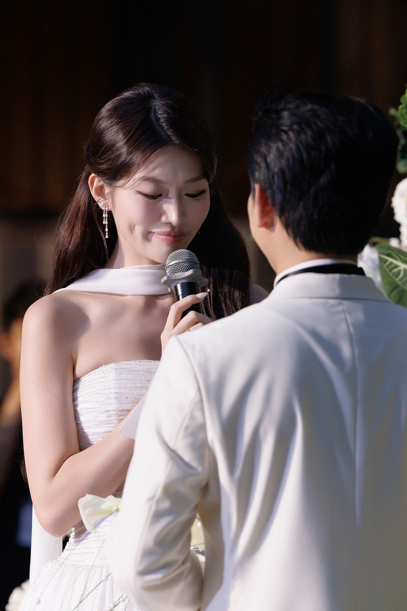 Quỳnh Châu xúc động đọc lời thề nguyện: “Mọi người đều nghĩ anh là thiếu gia. Nhưng những người thân ở đây đều biết chúng mình cùng nhau đi qua những ngày không có một đồng nào trong dịch. Em đã chọn anh làm chồng của em và sẽ yêu anh bây giờ, sau này, và cả cho đến khi tim em ngừng đập. Em là nước sôi vì luôn vội vàng, còn anh là nước hồ giúp em bình tĩnh, cảm thấy bình yên”.