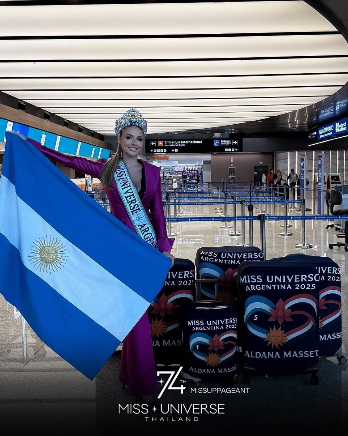 Đại diện Argentina - Aldana Masset diện suit tông màu tím thanh lịch, sang trọng khi ra sân bay. Cô ghi điểm với gương mặt khả ái, rạng rỡ. Người đẹp năm nay 25 tuổi, là ca sĩ và chuyên gia tư vấn hình ảnh. Aldana được xem là ứng viên tiềm năng của khu vực châu Mỹ.