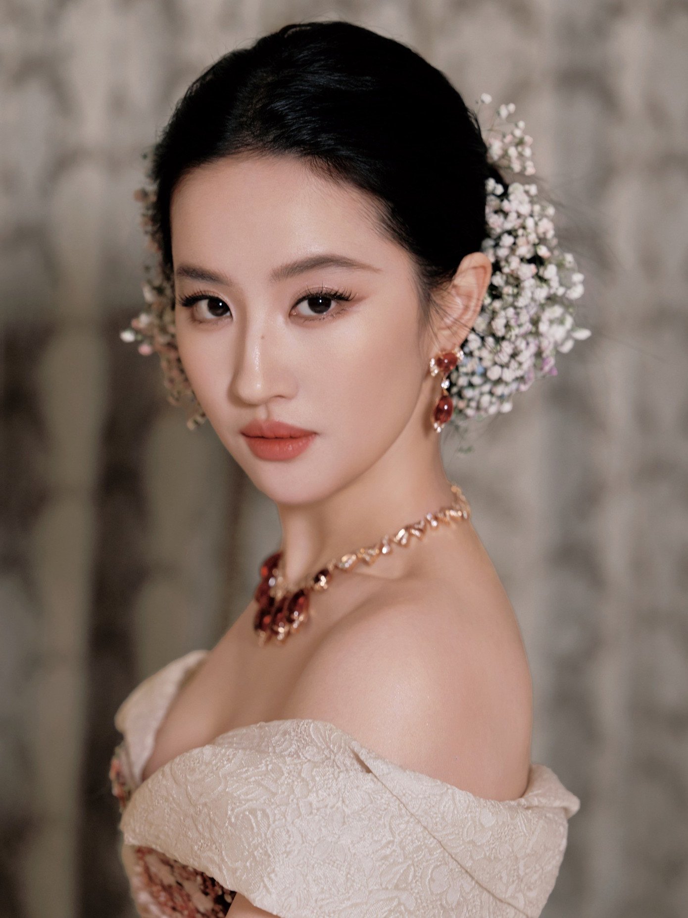 Trước Lưu Diệc Phi, không mấy ai cài hoa baby lên mái tóc khi đi sự kiện và chẳng ngờ những chùm hoa baby khi biến thành đồ trang sức cho tóc lại nổi bật và sang trọng đến vậy. Chẳng cần phải trâm cài hoặc những chiếc cặp tóc đắt giá, Lưu Diệc Phi vẫn tỏa sáng với chùm hoa baby nhiều màu thanh nhã.