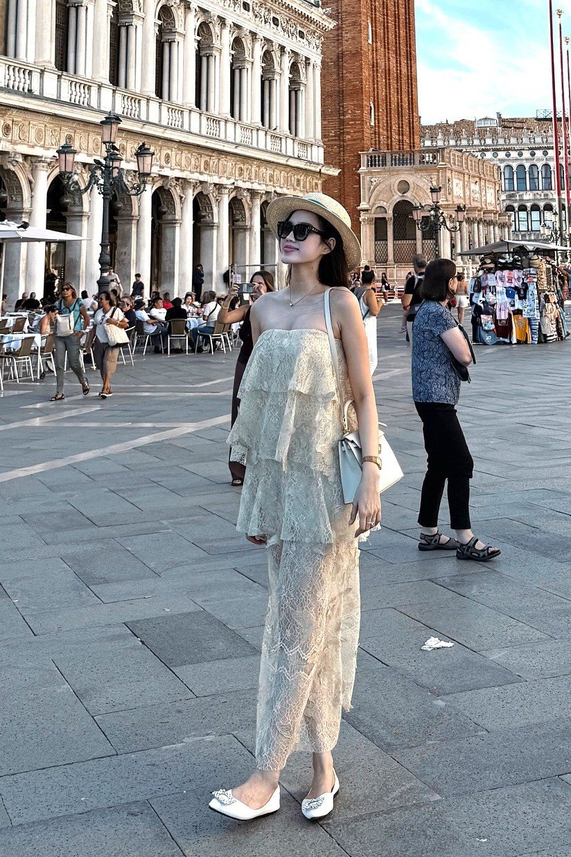 Nhờ tỷ lệ cơ thể siêu chuẩn, đôi chân dài miên man nên dù có đi giày bệt, Hoa hậu Đỗ Thị Hà vẫn khoe được vóc dáng thanh mảnh.