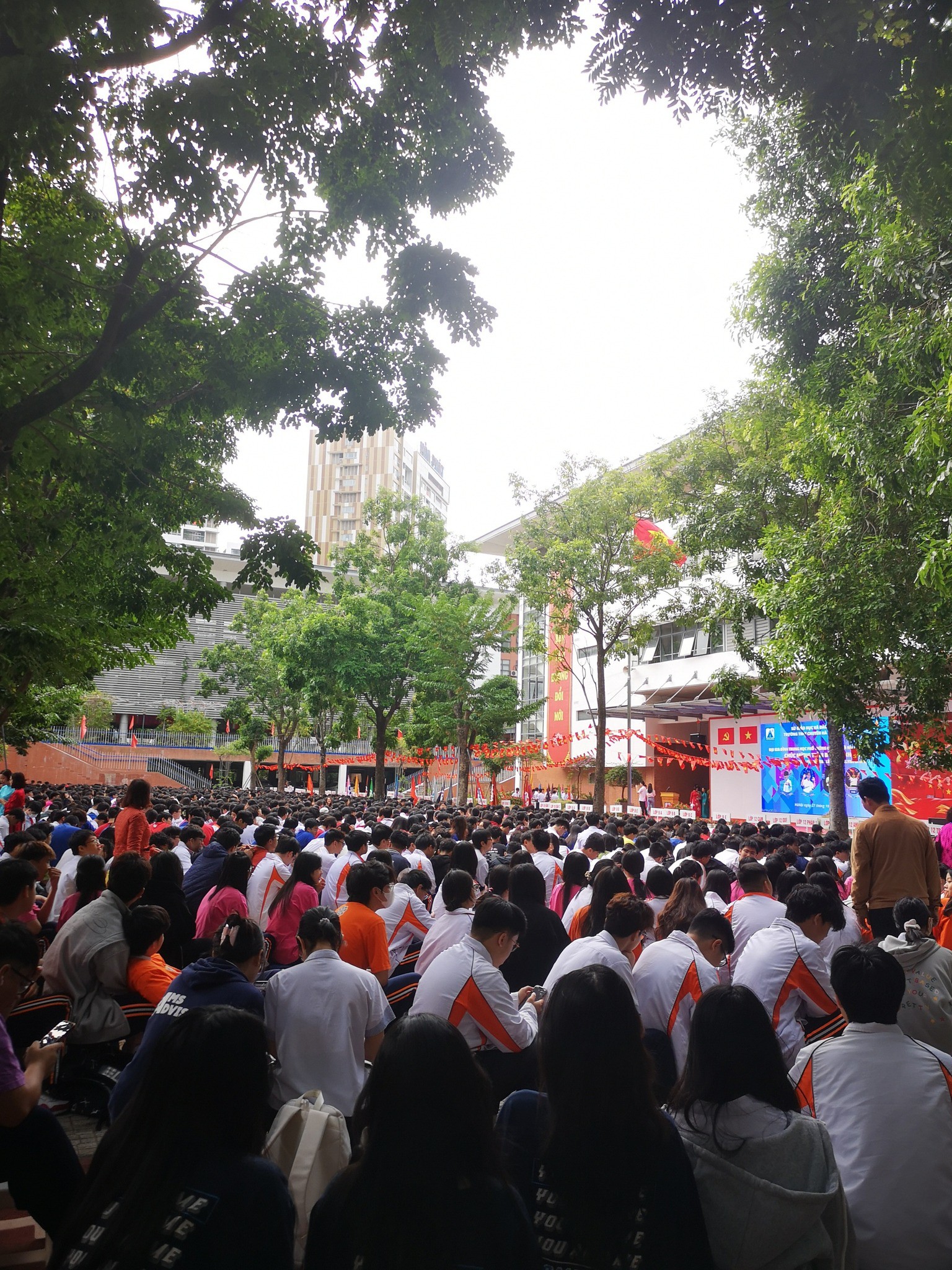 Đây là buổi lễ chào cờ rất đặc biệt khi trường có học sinh vừa giành giải quán quân Đường lên đỉnh Olympia 2025