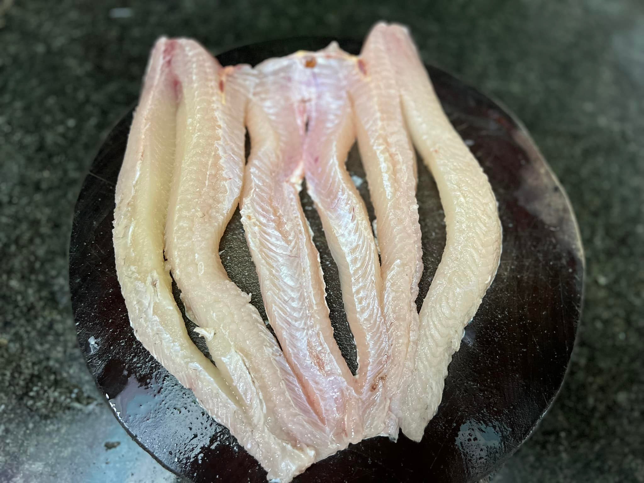 Rọc 5 đường thẳng trên mình cá để sau này tẩm ướp dễ thấm gia vị, nhìn đẹp và dễ chế biến.