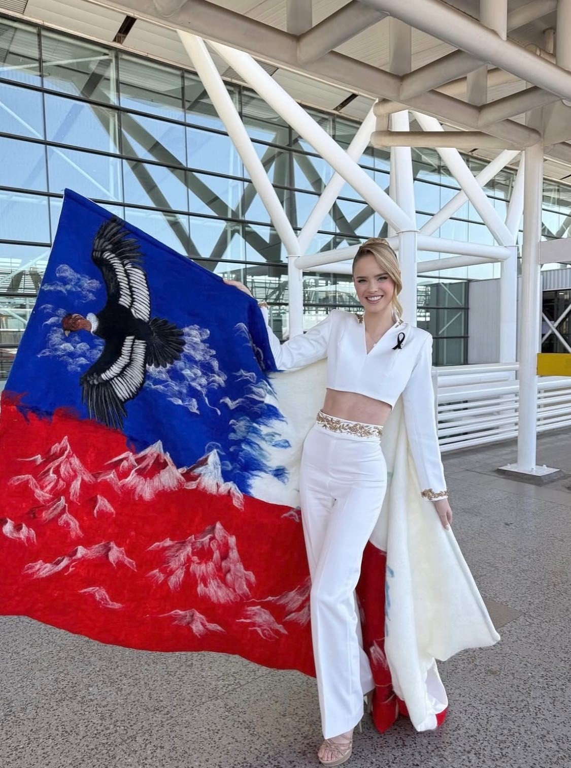 Đại diện Chile - Inna Moll khoe eo thon ở sân bay. Cô 28 tuổi, là người đẹp có sức ảnh hưởng trên mạng xã hội. Inna có trang cá nhân Instagram với gần một triệu người theo dõi. Hiện cô được đánh giá là một trong những thí sinh có sức ảnh hưởng nhất tại Hoa hậu Hoàn vũ 2025. Inna Moll sinh trưởng trong gia đình có truyền thống về nghệ thuật và sắc đẹp. Mẹ của cô từng tham gia cuộc thi Hoa hậu Chile 1987.