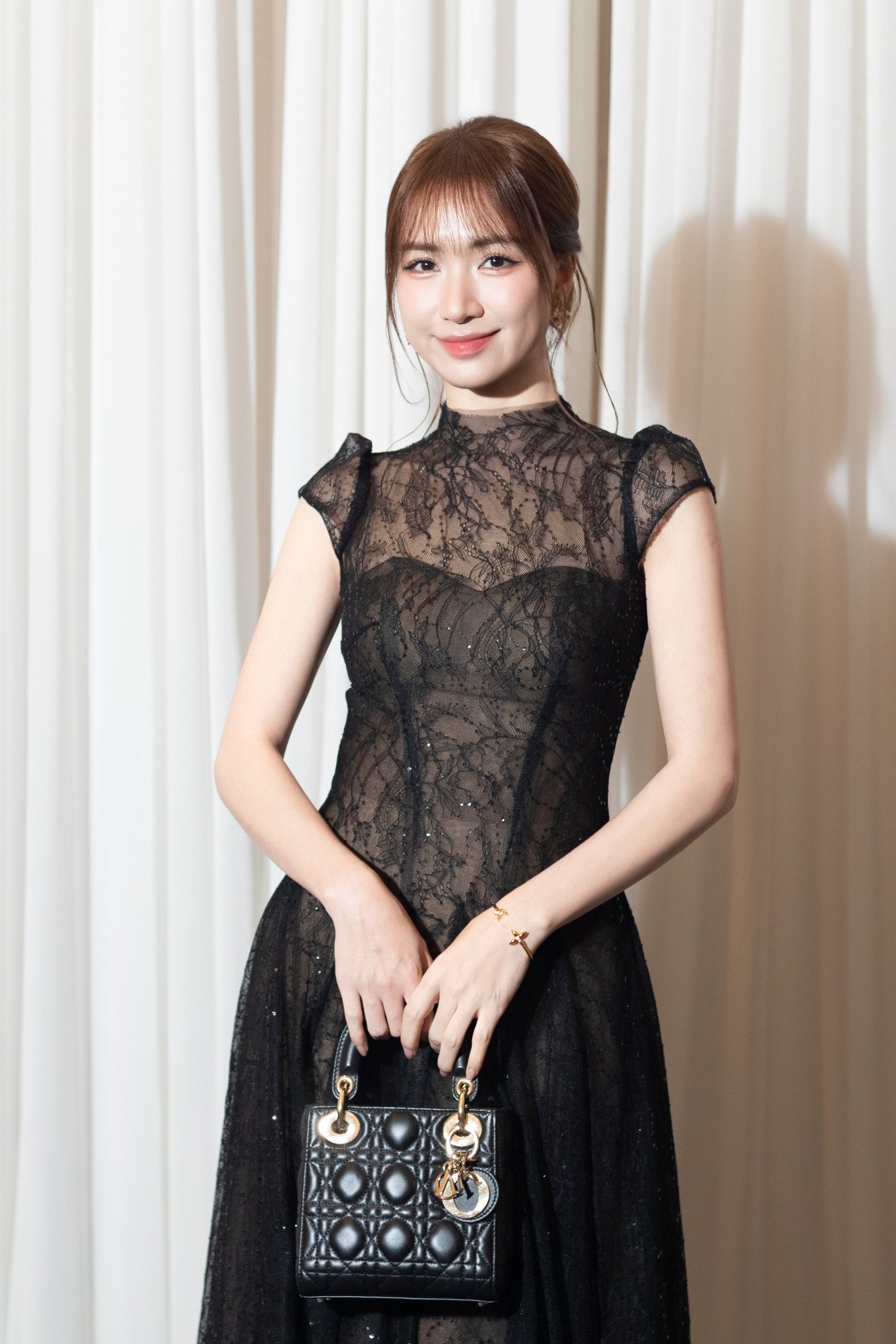 Ca sĩ Hòa Minzy xuất hiện với váy đen ren ôm sát, phong cách thanh lịch, cổ điển, trong khi Ngô Kiến Huy chọn vest xanh ngọc trẻ trung, lịch lãm. Cả hai là khách mời thân thiết của cô dâu. Họ gửi lời chúc phúc đến Quỳnh Châu và Phát Nguyễn trong ngày trọng đại.