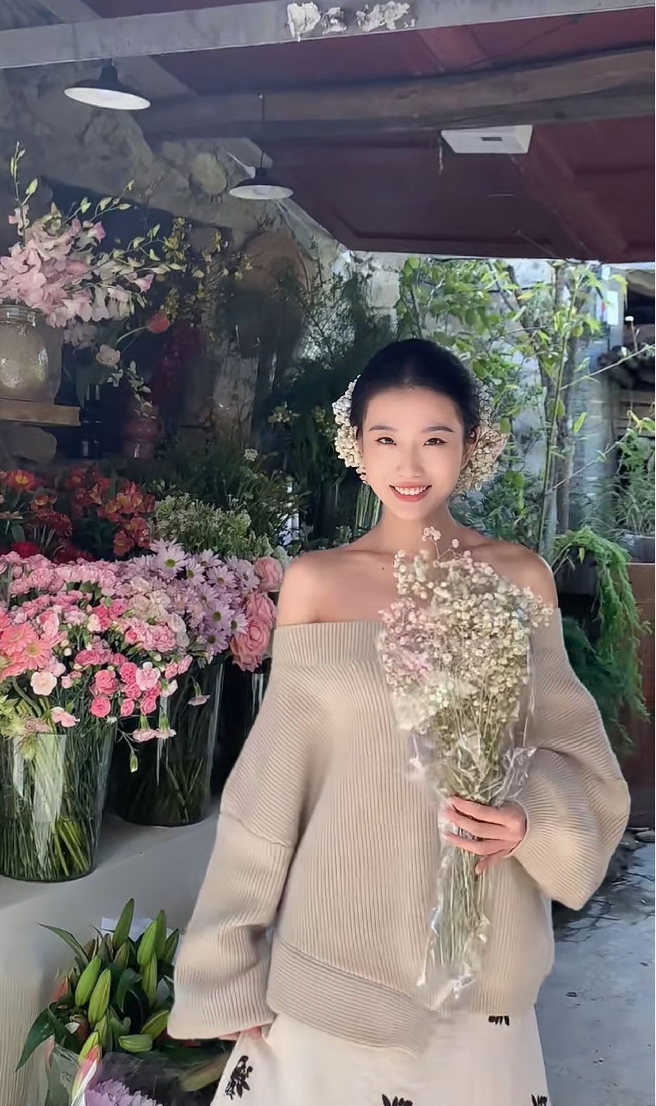 Ngay sau khi loạt ảnh của Lưu Diệc Phi lan truyền trên mạng xã hội, nhiều cô gái Trung Quốc đã nhanh chóng bắt trend cài hoa baby lên tóc giống như "thần tiên tỷ tỷ". Hoa baby khô hay tươi đều có thể thành phụ kiện cho mái tóc, lại rất bền, có thể dùng suốt cả ngày mà không lo héo nên càng được ưa chuộng.