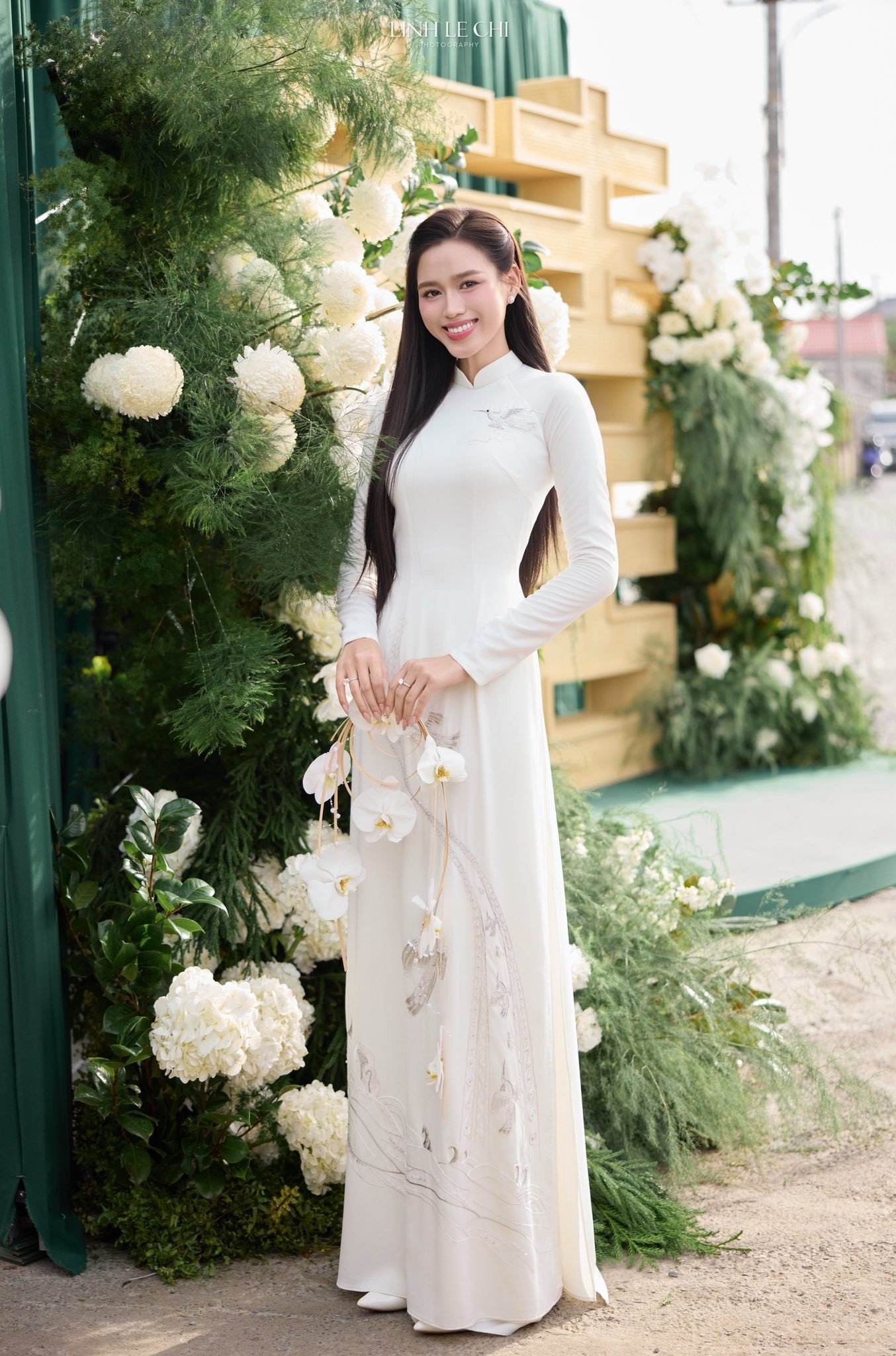 Đôi giày này cũng được nàng hậu sử dụng trong lễ ăn hỏi rồi lễ cưới. Thiết kế mũi nhọn vẫn tạo được vẻ mảnh mai thanh thoát khi kết hợp với áo dài truyền thống, thậm chí nếu không nói thì nhiều người khó mà biết Đỗ Thị Hà đang đi giày bệt.