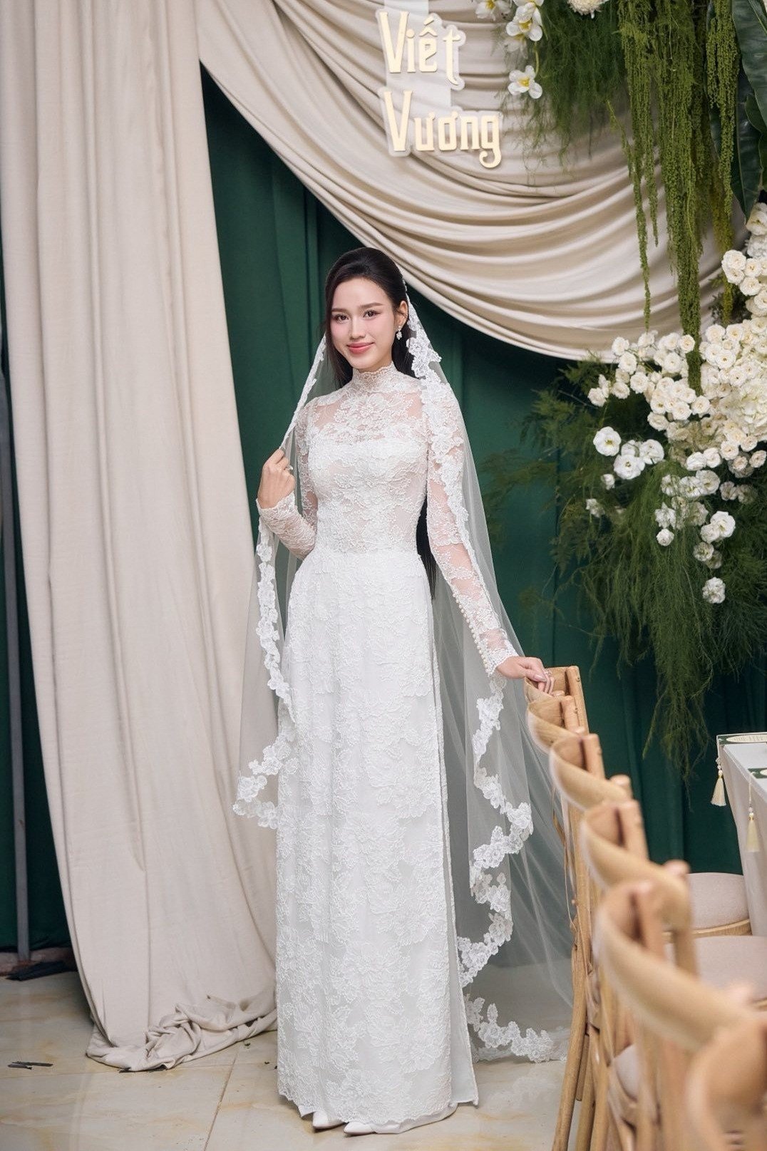 Đôi giày này cũng được nàng hậu sử dụng trong lễ ăn hỏi rồi lễ cưới. Thiết kế mũi nhọn vẫn tạo được vẻ mảnh mai thanh thoát khi kết hợp với áo dài truyền thống, thậm chí nếu không nói thì nhiều người khó mà biết Đỗ Thị Hà đang đi giày bệt.